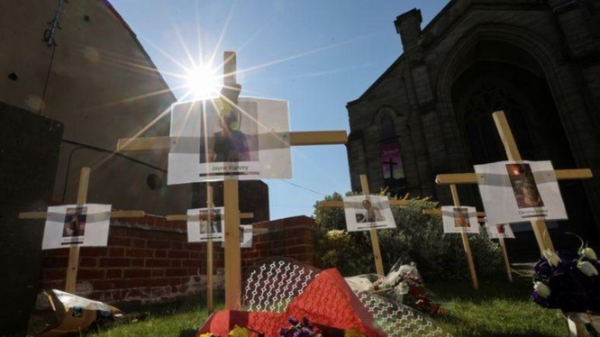 Ảnh và tên những ngừi tử vong do COVID-19 treo bên ngoài một nhà thờ ở Burton, Staffordshire, Anh (Ảnh: Reuters)