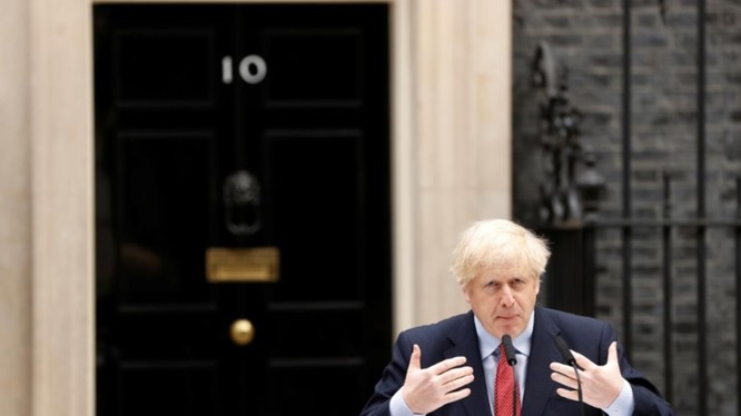 Thủ tướng Anh Boris Johnson phát biểu bên ngoài Số 10 Phố Downing (Ảnh: Reuters)