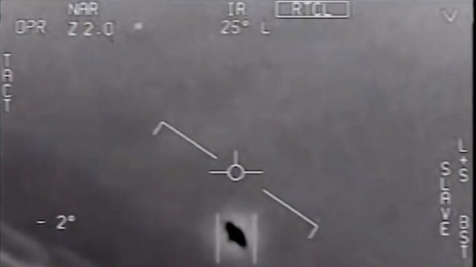 Hình ảnh trong một đoạn video về UFO được Lầu Năm Góc công bố (Ảnh: Business Insider)