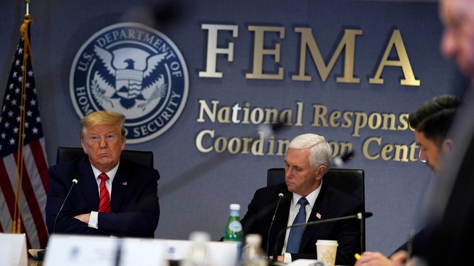 Tổng thống Mỹ Donald Trump và Phó Tổng thống Mike Pence trong một cuộc họp tại trụ sở FEMA (Ảnh: Reuters)