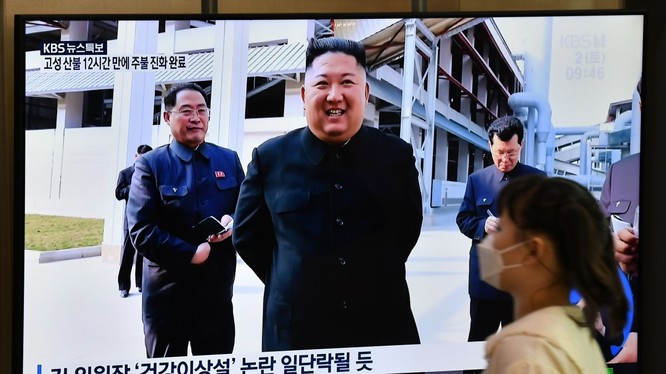 Tin tức về sự trở lại của lãnh đạo Triều Tiên Kim Jong-un xuất hiện trên truyền hình Hàn Quốc (Ảnh: AFP)