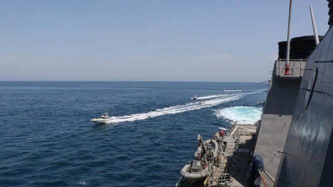 Tàu Iran áp sát tàu USS Paul Hamilton của Mỹ ở Vùng Vịnh vào ngày 15/4 (Ảnh: Reuters)