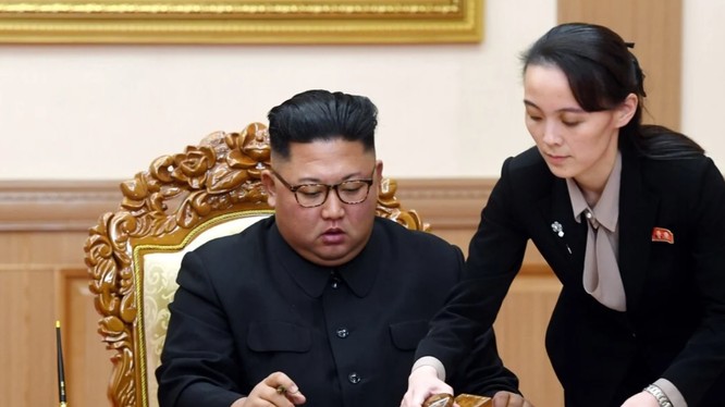 Lãnh đạo Triều Tiên Kim Jong-un và em gái ông, bà Kim Jo-yong (Ảnh: AP)