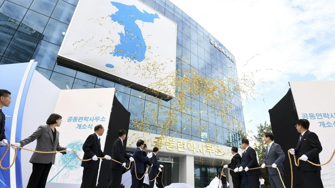 Quan chức Hàn Quốc, Triều Tiên dự lễ khánh thành văn phòng liên lạc chung ở Kaesong vào năm 2018 (Ảnh: AP)