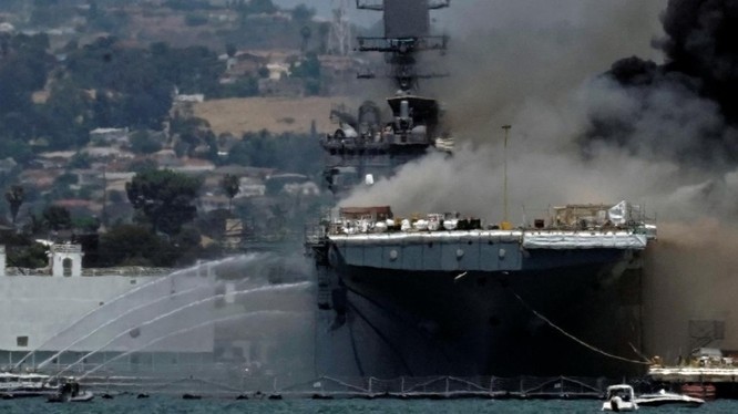 Các tàu cứu hỏa liên tục phun nước chữa cháy tàu USS Bonhomme Richard (Ảnh: Reuters)