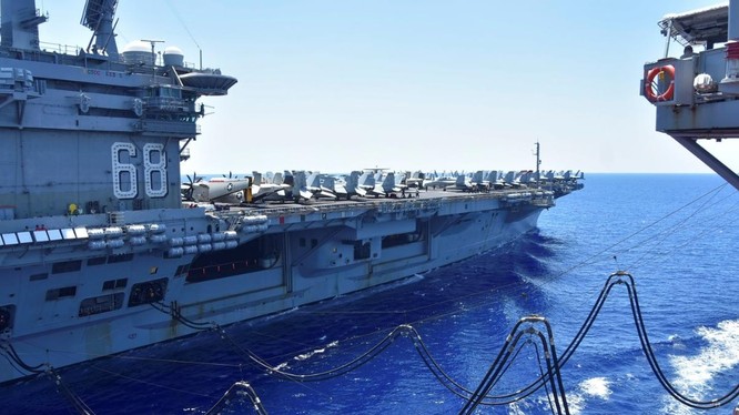 Tàu USS Nimitz của Mỹ được tiếp nhiên liệu từ tàu USNS Tippecanoe trên Biển Đông ngày 7/7 (Ảnh: Reuters)