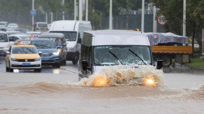 Lũ lụt ảnh hưởng nghiêm trọng tới hoạt động giao thông của thành phố Vũ Hán, tỉnh Hồ Bắc (Ảnh: Reuters)