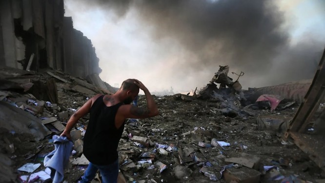 Cảnh tượng như "ngày tận thế" sau vụ nổ kinh hoàng ở thủ đô Beirut, Lebanon (Ảnh: AFP)