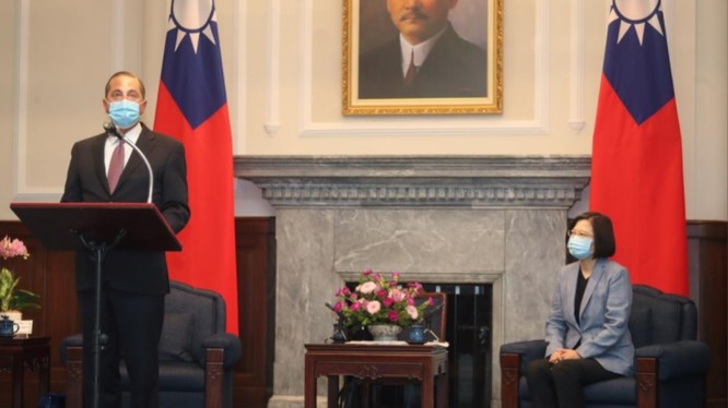 Bộ trưởng Y tế và Dịch vụ Nhân sinh Mỹ Alex Azar trong cuộc gặp với bà Thái Anh Văn sáng ngày 10/8 (Ảnh: Reuters)