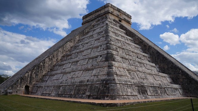Tiếng vỗ tay dưới chân kim tự tháp của người Maya gây ra một tiếng vang gần giống với tiếng chim hót (Ảnh: OC)