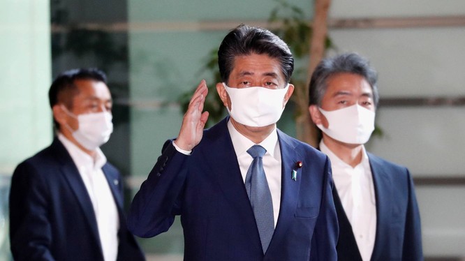 Thủ tướng Nhật Shinzo Abe đến văn phòng làm việc trong sáng ngày 28/8 (Ảnh: Japan Times)