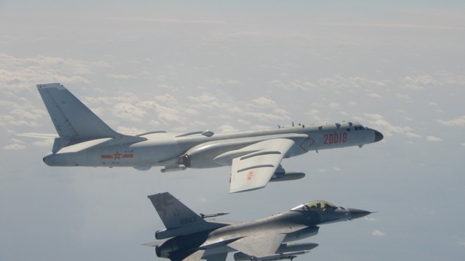 Máy bay ném bom H-6 của Trung Quốc bay sát chiến đấu cơ F-16 của Đài Loan trong tháng 2/2020 (Ảnh: Taiwan News)