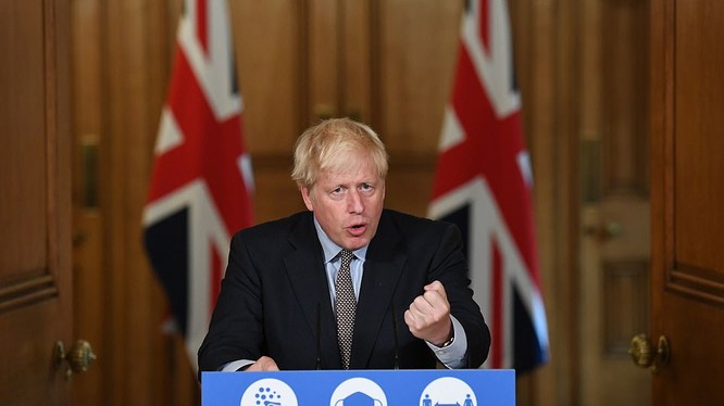 Thủ tướng Boris Johnson tuyên bố chi 100 tỷ bảng - gần bằng ngân sách cho NHS mỗi năm - cho chiến dịch "Moonshot" (Ảnh: DailyMail)