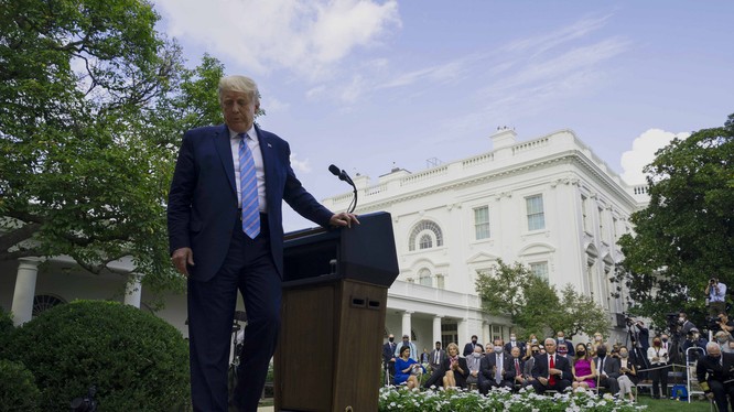 Tổng thống Trump rời khỏi một cuộc họp báo tại Vườn Hồng, Nhà Trắng ngày 28/8 (Ảnh: Politico)