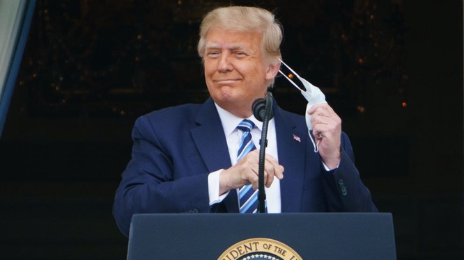 Tổng thống Trump tháo phăng chiếc khẩu trang trong lúc phát biểu tại Nhà Trắng hôm 10/10 (Ảnh: AP)