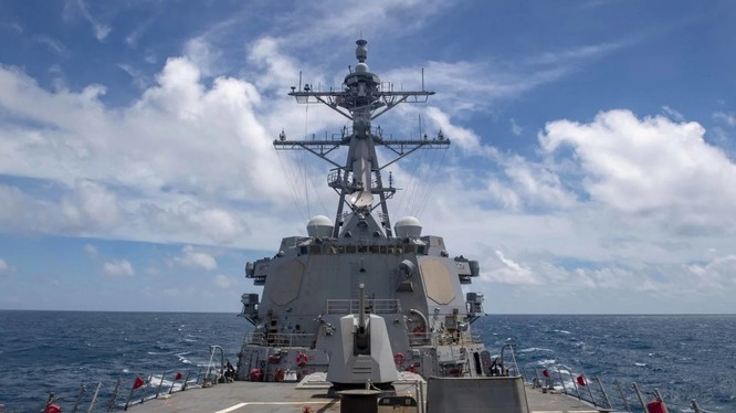 Tàu khu trục mang tên lửa dẫn đường USS Barry của Hạm đội Thái Bình Dương Mỹ đi qua eo biển Đài Loan hôm 14/10 (Ảnh: SCMP).
