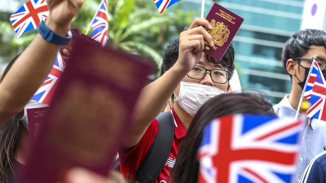 Anh từng hứa hẹn sẽ mở ra con đường nhập tịch cho những người Hong Kong sở hữu hộ chiếu BNO (Ảnh: SCMP)