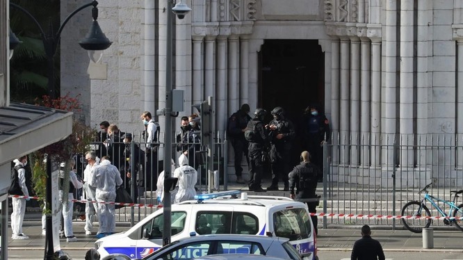 Lực lượng cảnh sát tinh nhuệ có mặt tại hiện trường vụ tấn công ở nhà thờ Notre Dame, Nice (Ảnh: AFP)