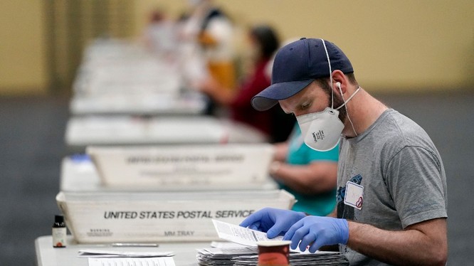 Quá trình kiểm đếm phiếu bỏ qua đường bưu điện ở Pennsylvania (Ảnh: Politico)