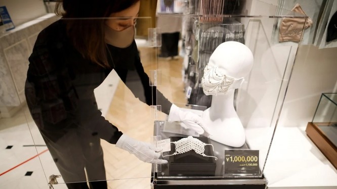 Khẩu trang đính kim cương và pha lê có giá 1 triệu Yen của hãng Cox (Ảnh: Reuters)