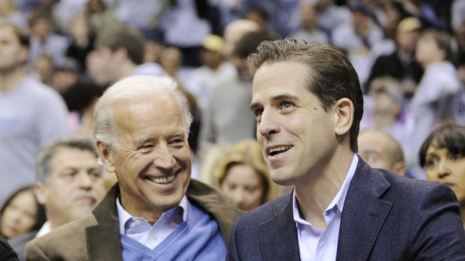 Hunter Biden và cha mình, Joe Biden trong một trận bóng năm 2010 (Ảnh: NBC)