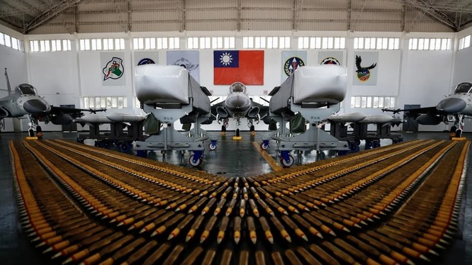 Các chiến đấu cơ của Đài Loan trong một kho chứa trong chuyến thăm của lãnh đạo Thái Anh Văn hồi tháng 9/2020 (Ảnh: EPA)