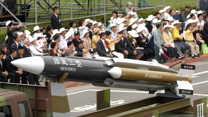 Tàu hộ tống tên lửa mới được trang bị tên lửa Hsiung Feng III cùng các loại tên lửa diệt hạm khác (Ảnh: SCMP)