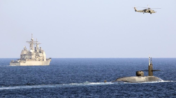 Tàu ngầm nguyên tử USS Georgia cùng 2 chiến hạm hộ tống băng qua eo biển Hormuz hôm 21/12 (Ảnh: RT)