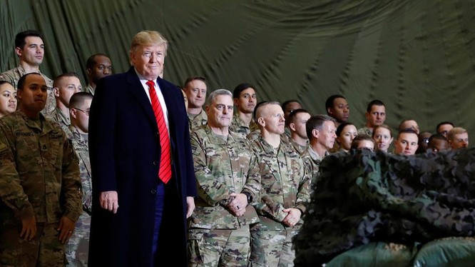 Tổng thống Trump trong chuyến thăm căn cứ không quân Bagram, Afghanistan ngày 28/11/2019 (Ảnh: RT)