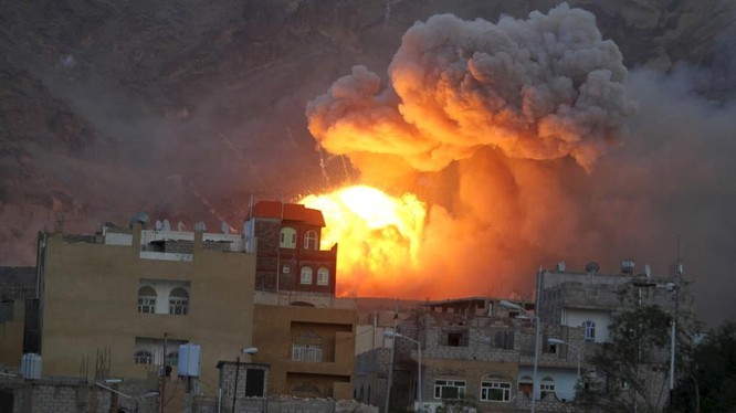 Khói lửa bốc lên ngùng ngụt sau một đòn không kích mà Arab Saudi thực hiện ở thủ đô Sanaa của Yemen (Ảnh: RT)