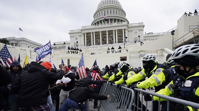 Người biểu tình đụng độ với cảnh sát trên Đồi Capitol (Ảnh: Politico)
