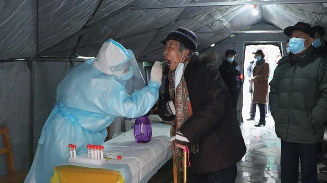 Nhân viên y tế lấy mẫu xét nghiệm cho người dân ở Thạch Gia Trang, Hà Bắc, Trung Quốc (Ảnh: Tân Hoa Xã)