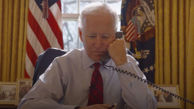 Tổng thống Mỹ Joe Biden gọi điện trực tiếp cho người dân chịu ảnh hưởng của COVID-19 (Ảnh: AFP)