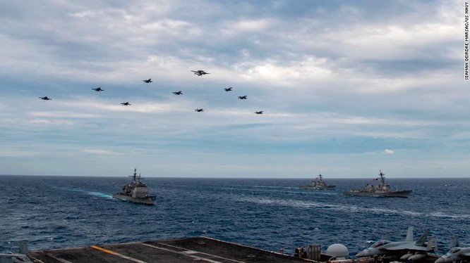 Hai nhóm tác chiến tàu sân bay USS Theodore Roosevelt và USS Nimitz của Mỹ được điều tới Biển Đông tập trận (Ảnh: CNN)
