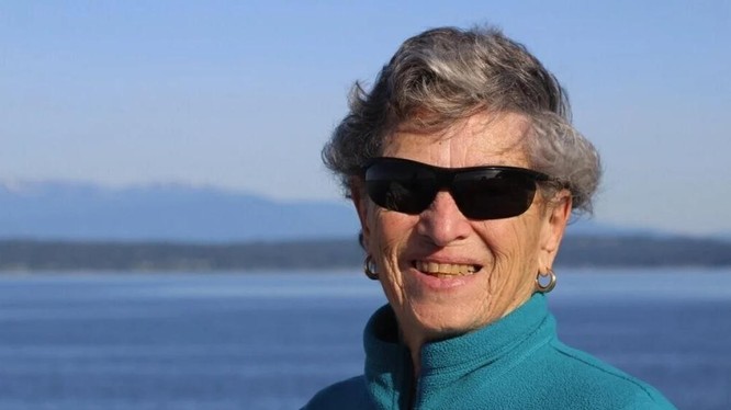 Cụ bà Fran Goldman trở thành nguồn cảm hứng cho người dân Mỹ khi đi bộ 10 km để tiêm vaccine COVID-19 (Ảnh: AP)
