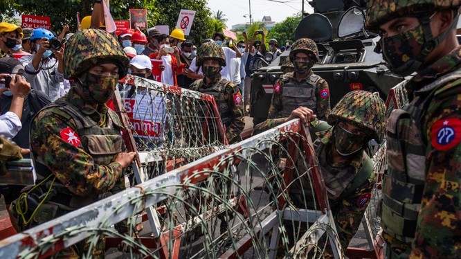 Quân đội Myanmar hứng chỉ trích từ cộng đồng quốc tế vì mạnh tay với người biểu tình hòa bình (Ảnh: Getty)