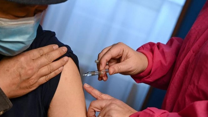 Trung Quốc phê duyệt 2 chủng vaccine của Sinopharm để sử dụng rộng rãi (Ảnh: SCMP)