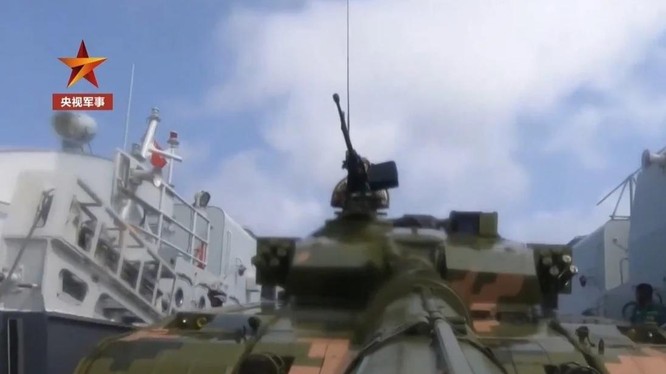 Hình ảnh cắt từ đoạn clip PLA tập trận đổ bộ trên Biển Đông (Ảnh: SCMP)