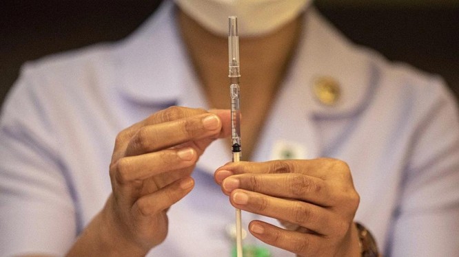 Một y tá đang chuẩn bị mũi tiêm vaccine ngừa COVID-19 của AstraZeneca (Ảnh: Bloomberg)