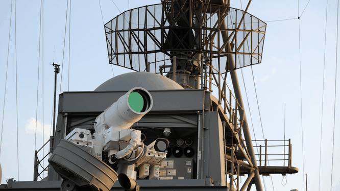 Một hệ thống vũ khí laser được lắp đặt thử nghiệm trên tàu USS Ponce của Mỹ (Ảnh: US Navy)
