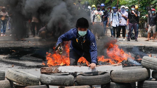 Người biểu tình Myanmar tuyên bố sẽ tiếp tục biểu tình bất chấp hứng chịu thương vong lớn (Ảnh: Reuters)