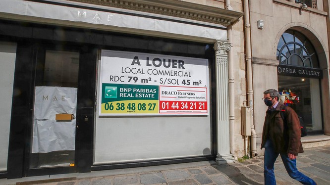Nhiều cửa hàng ở Paris, Pháp ngừng hoạt động do làn sóng dịch COVID-19 mới (Ảnh: AP)