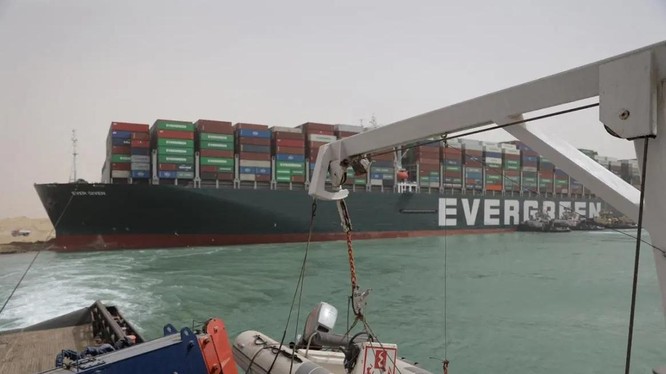 Tàu Ever Given mắc kẹt tại kênh đào Suez, gây ảnh hưởng lớn đến giao thương