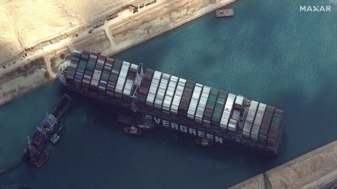 Ảnh vệ tinh cho thấy tàu Ever Given bị mắc kẹt ở kênh Suez (Ảnh: Maxar)