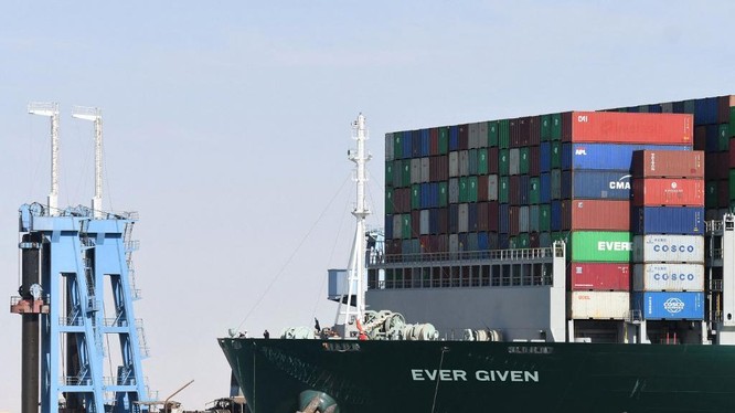 Tàu Ever Given sau khi được giải cứu khỏi tình trạng mắc kẹt tại kênh đào Suez ở Ai Cập hôm 29/3. Ảnh: AFP.