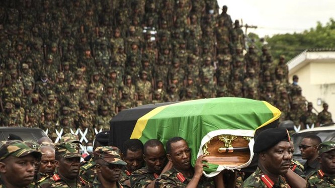 Lực lượng Phòng vệ Nhân dân Tanzania (TPDF) khiêng linh cứu cố tổng thống John Magufuli trong quốc tang tại sân vận động Uhuru ở Dar es Salaam hôm 20/3. Ảnh: AFP.