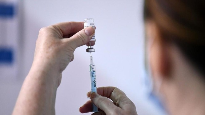 Một nhân viên y tế đang chuẩn bị mũi tiêm vaccine của AstraZeneca (Ảnh: Reuters)