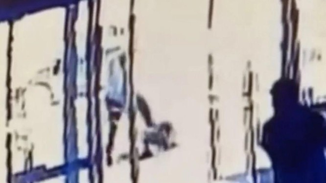 Hình ảnh vụ tấn công cắt từ clip (Ảnh: Handout)