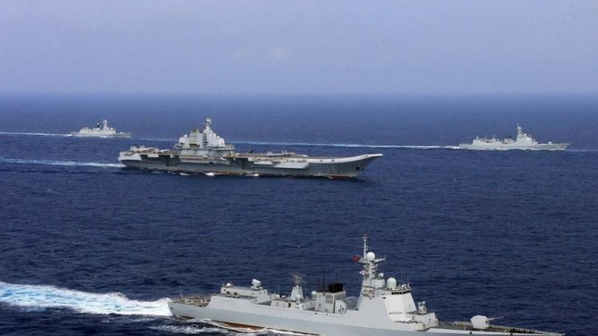 Nhóm tàu sân bay Liêu Ninh của Trung Quốc đang băng qua vùng biển giữa Okinawa và đảo Miyako của Nhật Bản hồi cuối tuần trước (Ảnh: Reuters)