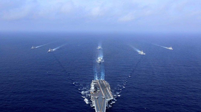 Nhóm tàu sân bay Liêu Ninh của Trung Quốc băng qua eo biển Miyako hôm thứ Bảy tuần trước (Ảnh: AFP)